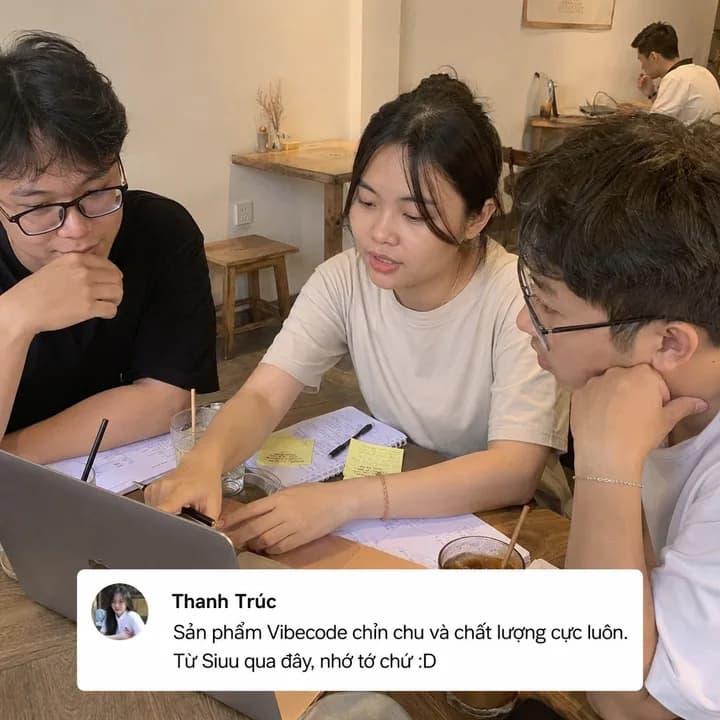 Thanh Trúc cùng bạn bè làm việc bên laptop